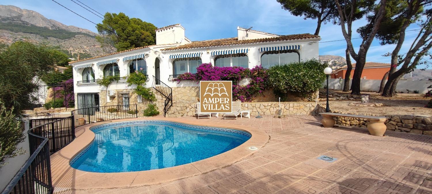 Villa méditerranéenne avec de belles vues sur la mer.